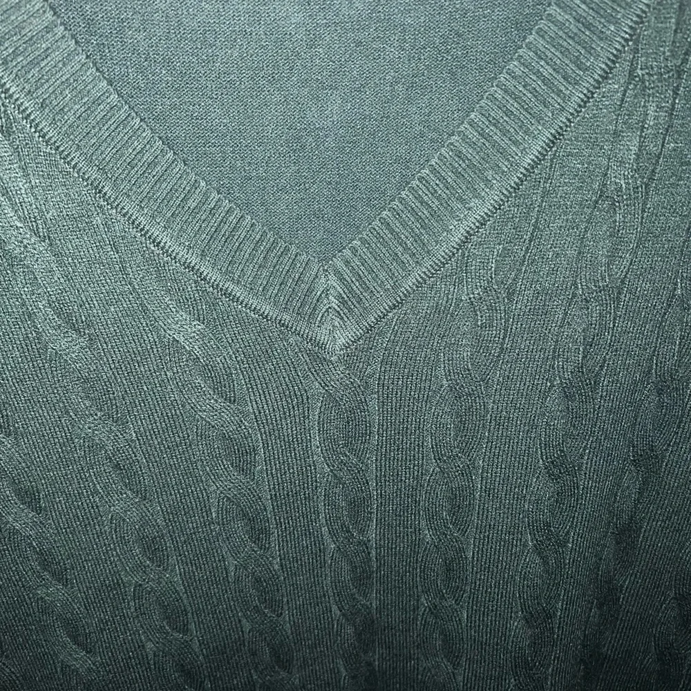 Men's Dark Green Cable Knit Sweater Vest - Picture 4 of 4